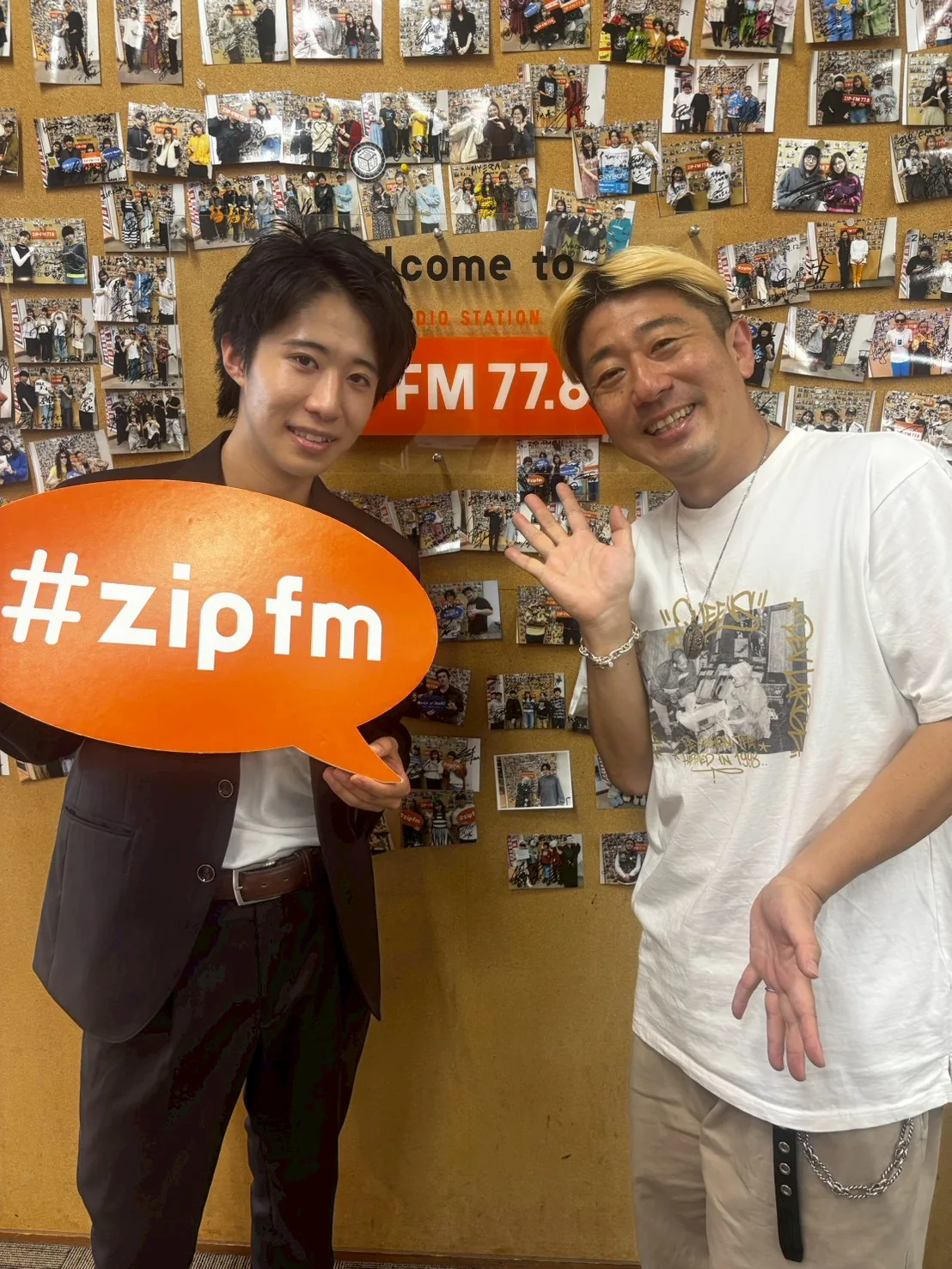 ラジオ局で、鈴木健斗と番組関係者が並んで写る写真