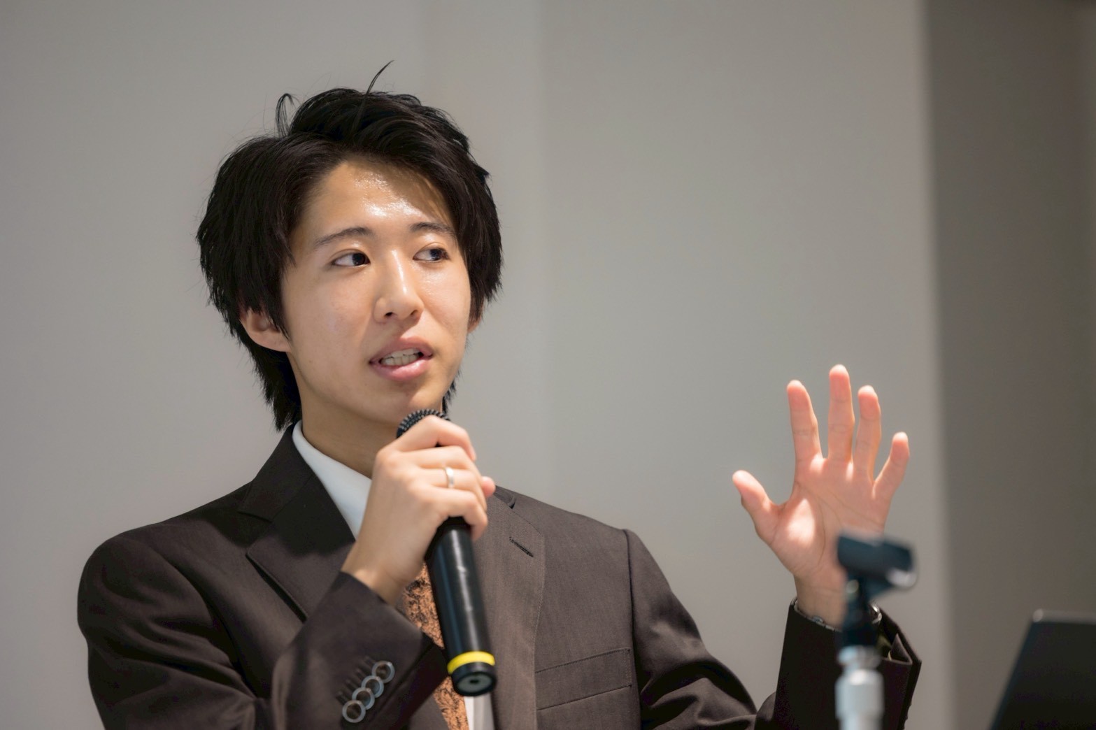 マイクを持って話す鈴木健斗